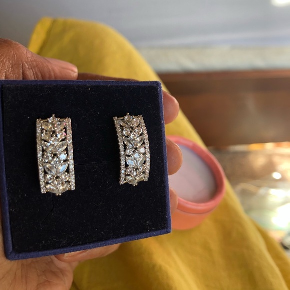 Silver diamond finish studs - Picture 8 of 11